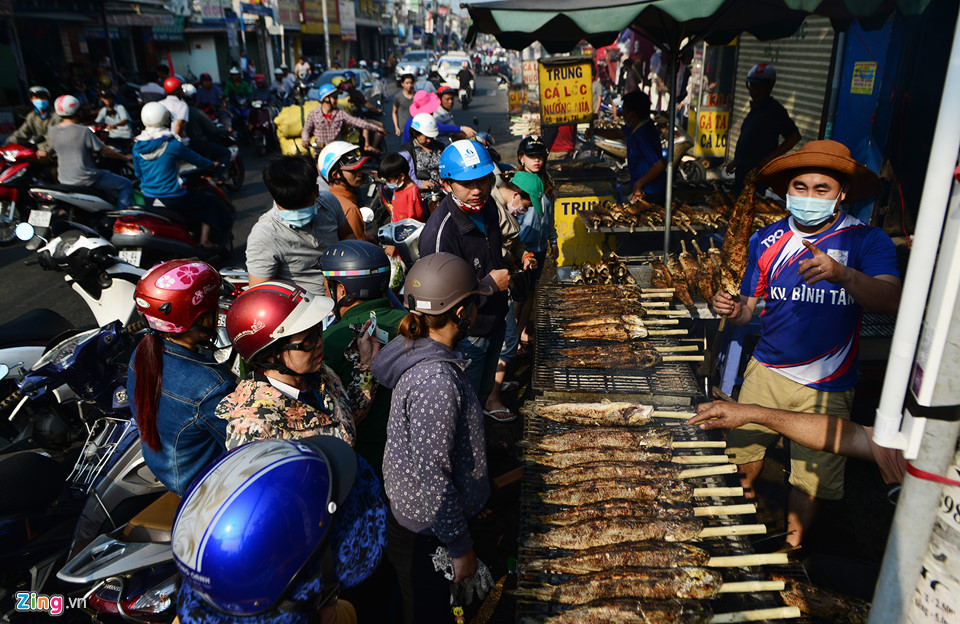 Chủ quán Sài Gòn nướng 3.000 cá lóc bán ngày Thần Tài